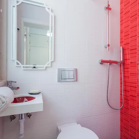 Renovated With Private Courtyard, By Timecooler Appartement *