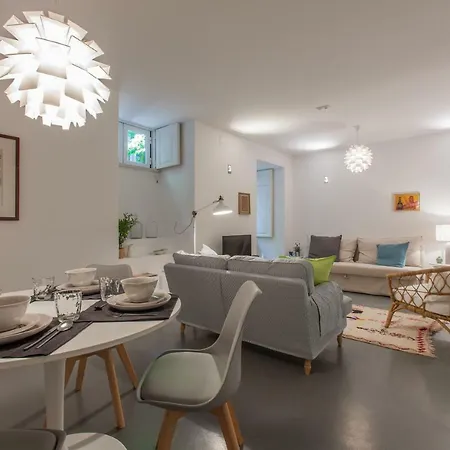 Apartamento Renovated With Private Courtyard, By Timecooler