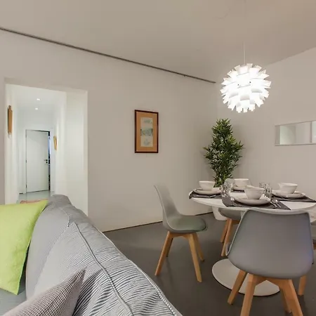Renovated With Private Courtyard, By Timecooler Apartmán *