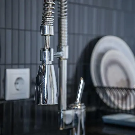 Renovated With Private Courtyard, By Timecooler Apartmán