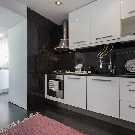 Renovated With Private Courtyard, By Timecooler דירה *