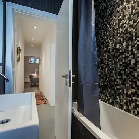 Renovated With Private Courtyard, By Timecooler * ליסבון