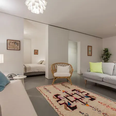 דירה Renovated With Private Courtyard, By Timecooler *