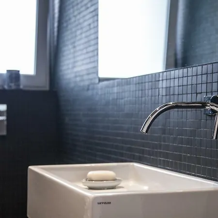 דירה Renovated With Private Courtyard, By Timecooler *