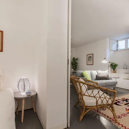 Renovated With Private Courtyard, By Timecooler ליסבון